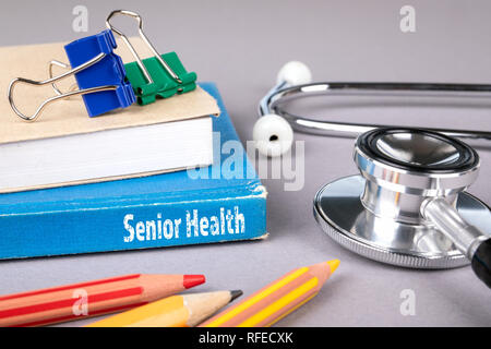 Santé La santé concept. livre bleu sur une table de bureau gris Banque D'Images