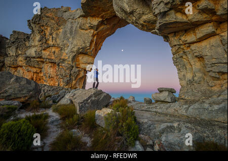 Wolfberg Mountain dans le Cederberg Wilderness Area est le foyer d'une randonnée ou randonnée sentier qui mène à travers les fissures de Wolfberg célèbre Wolfberg Arch. Banque D'Images