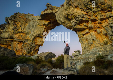 Wolfberg Mountain dans le Cederberg Wilderness Area est le foyer d'une randonnée ou randonnée sentier qui mène à travers les fissures de Wolfberg célèbre Wolfberg Arch. Banque D'Images