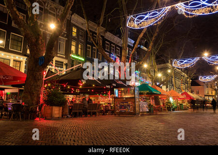 Amsterdam, Pays-Bas - 06 janvier 2019 : La rue décoré de lumières de Noël en soirée Banque D'Images