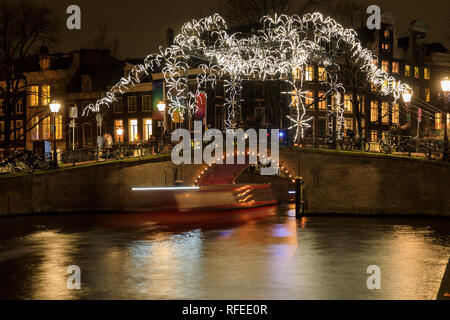 Amsterdam, Pays-Bas - 05 janvier 2019 : installation de l'éclairage sous la forme d'araignées rougeoyant sur le pont pendant la fête des lumières Banque D'Images