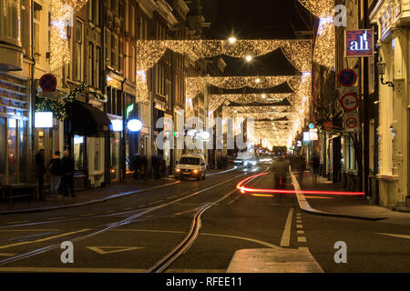 Amsterdam, Pays-Bas - 06 janvier 2019 : la circulation sur la rue décoré de lumières de Noël en soirée Banque D'Images