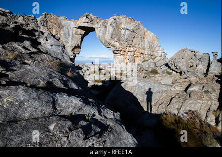 Wolfberg Mountain dans le Cederberg Wilderness Area est le foyer d'une randonnée ou randonnée sentier qui mène à travers les fissures de Wolfberg célèbre Wolfberg Arch. Banque D'Images