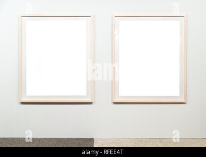 Vide Vide cadre doré sur fond blanc. Galerie d'art, exposition de musée du chemin blanc Banque D'Images