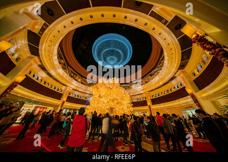 Macao, DEC 24 : personnes en attente pour le célèbre show - Arbre de la prospérité, Dragon de fortune de Wynn Macau le Déc 24, 2018 à Macao Banque D'Images