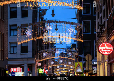 Amsterdam, Pays-Bas - 05 janvier 2019 : La rue décoré de lumières de Noël en soirée Banque D'Images