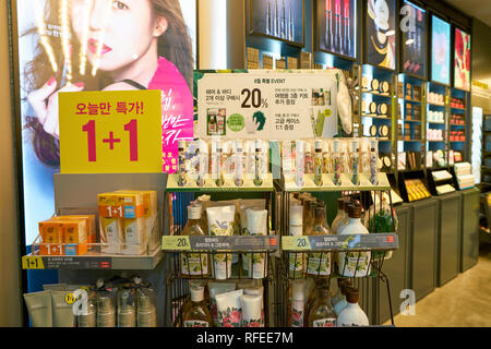 Séoul, Corée du Sud - circa 2017 Juin : à l'intérieur d'une boutique de cosmétiques à Séoul. Banque D'Images