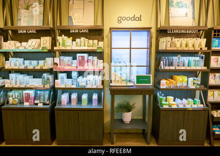 Séoul, Corée du Sud - circa 2017 Juin : à l'intérieur d'une boutique de cosmétiques à Séoul. Banque D'Images