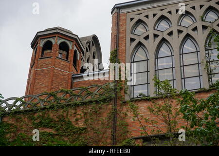 Vue latérale d'une belle église en brique rouge inhabituelle à Paris avec des vitraux Banque D'Images