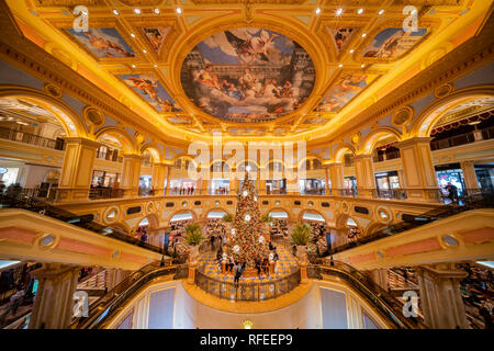 Macao, DEC 24 : vue de l'intérieur de la célèbre Venetian Macao Casino avec un gros arbre de Noël le Déc 24, 2018 à Macao Banque D'Images