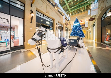 Macao, 24 déc : Buggy et l'arbre de Noël à l'intérieur de la Parisienne Macao le 24 déc 2018 à Macao Banque D'Images