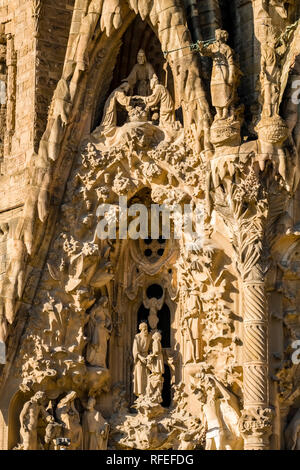 Rock carving détail de l'église Sagrada Familia, Antoni Gaudis travail le plus célèbre, encore en construction et devrait être achevé en 2026 Banque D'Images