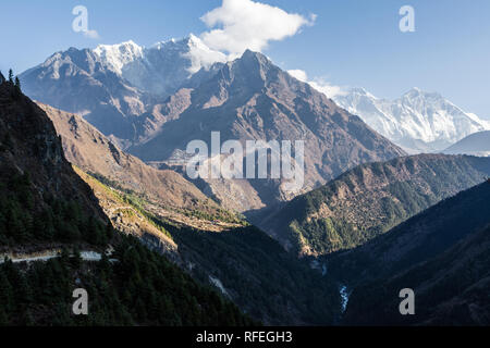 Phortse village au pied de la montagne Tobuche, avec l'Everest et Lhotse en arrière-plan, Sagarmatha, Népal Banque D'Images