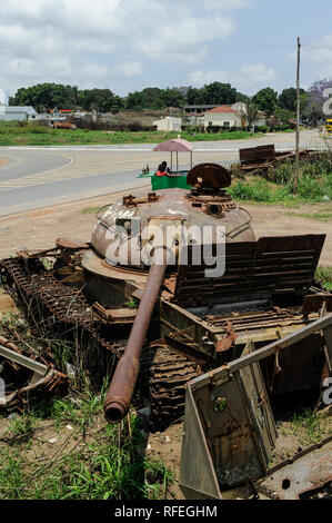 Afrique ANGOLA, épave de l'ancien char de bataille russe soviétique T-54 issu de la guerre civile entre MPLA et l'UNITA à partir de 1975 -2002, au passage à niveau de Quibala Banque D'Images