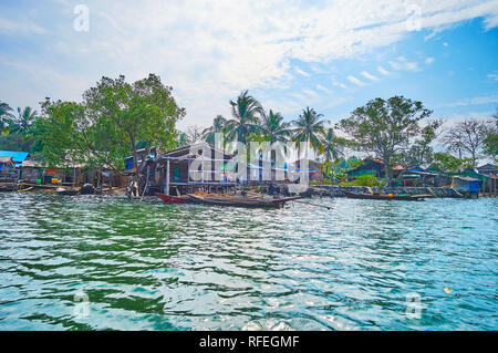 Le petit village de pêcheurs avec de vieilles maisons sur pilotis en bois, la location de canoës, le séchage du poisson et des fermes flottantes sur la rivière Kangy, Chaung Tha zone, le Myanmar. Banque D'Images