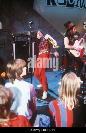 Groupe britannique Slade en mars 1984 à Munich. Jim Lea sur scène. Dans le monde d'utilisation | Banque D'Images