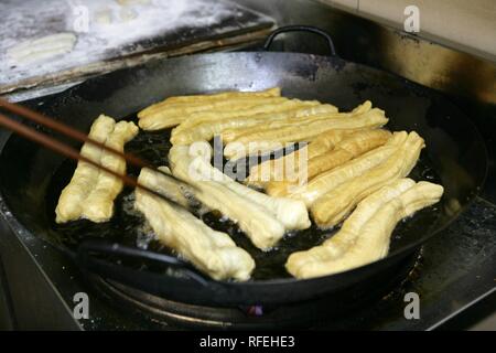 SGP Singapour : Chinatown Maxwell Road Food Centre boulangerie bonbons frites. | Banque D'Images