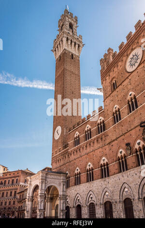 Côté gauche du Palazzo Comunale de Sienne et Torre del Mangia Banque D'Images