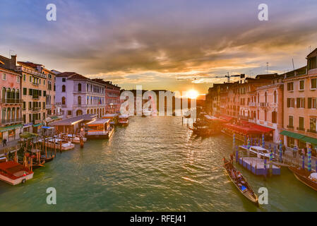 Le Grand Canal avec télécabine et à l'heure du coucher du soleil à vaporetto, Venise, Italie Banque D'Images