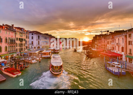 Le Grand Canal avec télécabine et à l'heure du coucher du soleil à vaporetto, Venise, Italie Banque D'Images