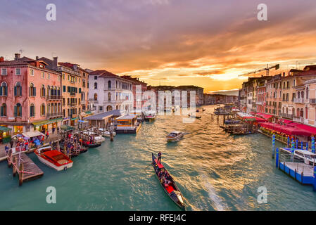 Le Grand Canal avec télécabine et à l'heure du coucher du soleil à vaporetto, Venise, Italie Banque D'Images