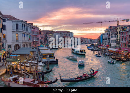 Le Grand Canal avec télécabine et à l'heure du coucher du soleil à vaporetto, Venise, Italie Banque D'Images