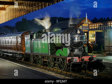 Classe N2 GNR ex loco et une Quad-Art Gresley conçu ensemble de voitures de banlieue articulé recréer un train de banlieue depuis le milieu des années 20. Banque D'Images