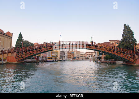 Pont de l'Accademia (Ponte dell'Accademia) à travers le Grand Canal à Venise, Italie Banque D'Images