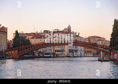 Pont de l'Accademia (Ponte dell'Accademia) à travers le Grand Canal à Venise, Italie Banque D'Images