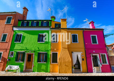 L'île de Burano, célèbre pour ses maisons de pêcheurs colorées, à Venise, Italie Banque D'Images