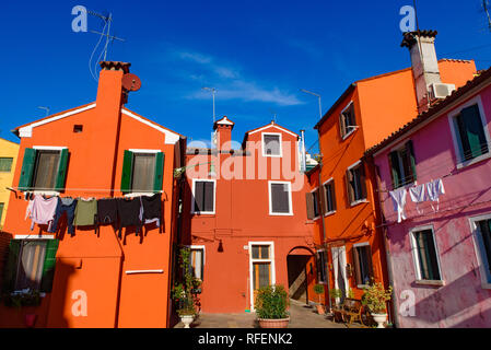 L'île de Burano, célèbre pour ses maisons de pêcheurs colorées, à Venise, Italie Banque D'Images