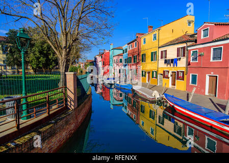 L'île de Burano, célèbre pour ses maisons de pêcheurs colorées, à Venise, Italie Banque D'Images