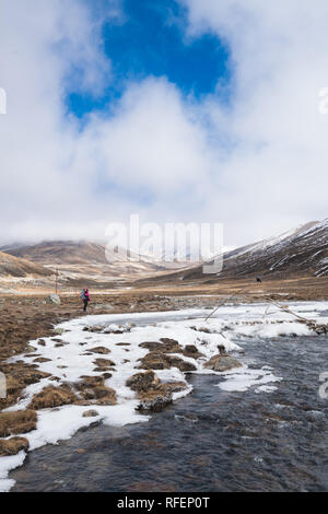 Flocon de neige au bord de la rivière de glace de neige fondre sur Paysage de montagne à zero - Point de vue, le brouillard et la brume jour météo temps, Sikkim, Inde du Nord Banque D'Images