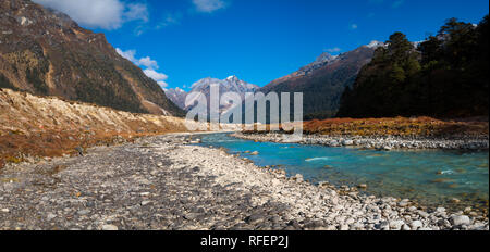 De la fonte des glaces sur la rivière mountain vue Paysage à Lachung, temps clair jour heure, Sikkim, Inde Banque D'Images