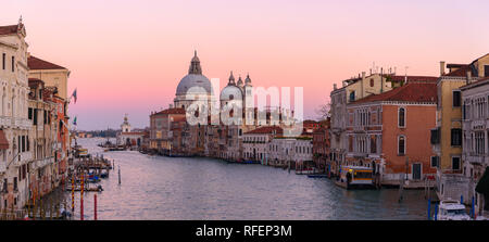 Grand Canal avec Santa Maria della Salute et l'heure du coucher du soleil à gondole, Venise, Italie Banque D'Images