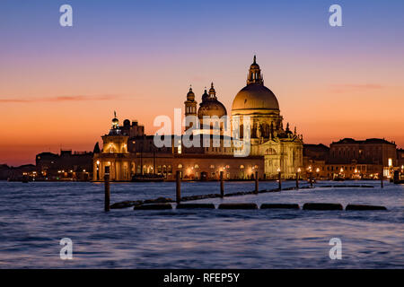 Santa Maria della Salute (Sainte Marie de la santé) à l'heure du coucher du soleil, une église catholique de Venise, Italie Banque D'Images