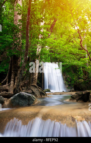 Chute d'eau d'Erawan en Thaïlande est de localiser en Provience de Kanchanaburi. Cette cascade est dans le parc national d'Erawan à l'intérieur de la forêt. À partir de niveau 3 7. Banque D'Images