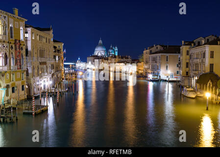 Grand Canal Santa Maria della Salute à fond à la nuit, Venise, Italie Banque D'Images