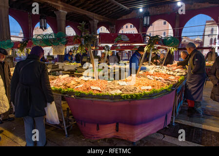 Le marché traditionnel à côté de Grand Canal et le Pont du Rialto, Venise, Italie Banque D'Images