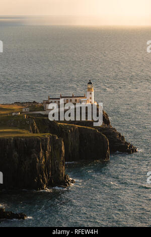 Close-up de Neist Point Lighthouse sur le littoral de Skye avec des nuages de pluie à l'arrière-plan pendant le coucher du soleil (Ile de Skye, Ecosse, Europe) Banque D'Images