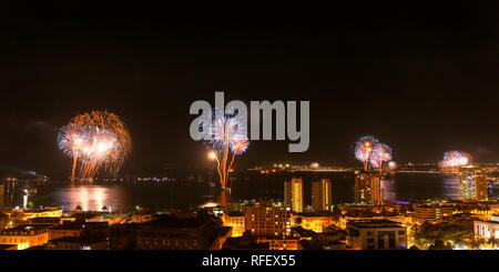 D'artifice du Nouvel An dans la baie de Valparaiso, Chili. Banque D'Images