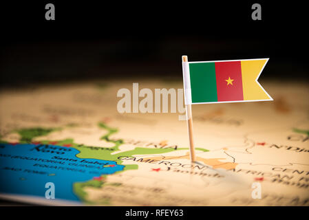 Le Cameroun a marqué avec un drapeau sur la carte Banque D'Images