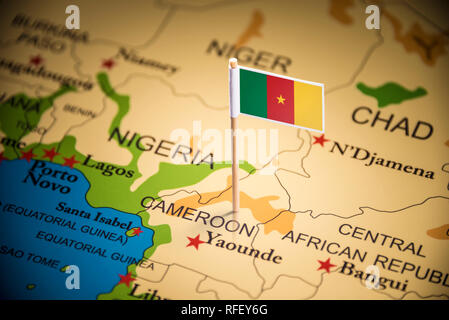 Le Cameroun a marqué avec un drapeau sur la carte Banque D'Images