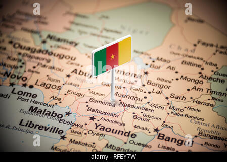 Le Cameroun a marqué avec un drapeau sur la carte Banque D'Images