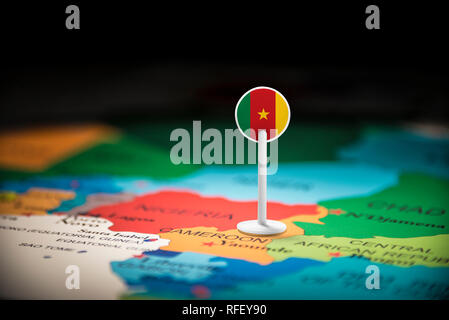 Le Cameroun a marqué avec un drapeau sur la carte Banque D'Images