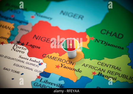 Le Cameroun a marqué avec un drapeau sur la carte Banque D'Images