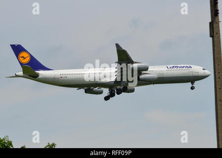 Bangkok, Vietnam - Sep 17, 2018. Un avion Airbus A340-300 de la Lufthansa à l'atterrissage à l'aéroport de Suvarnabhumi (BKK) à Bangkok, Thaïlande. Banque D'Images