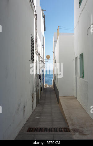 Le passage à l'océan entre les maisons de la ville en Arrieta sur l'île de Lanzarote. Îles Canaries. Banque D'Images