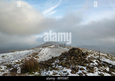 Retour Tor Cairn dans la neige, l'espoir Vallée, Peak District, Derbyshire, Royaume-Uni Banque D'Images