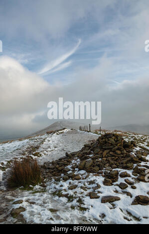 Retour Tor Cairn dans la neige, l'espoir Vallée, Peak District, Derbyshire, Royaume-Uni Banque D'Images